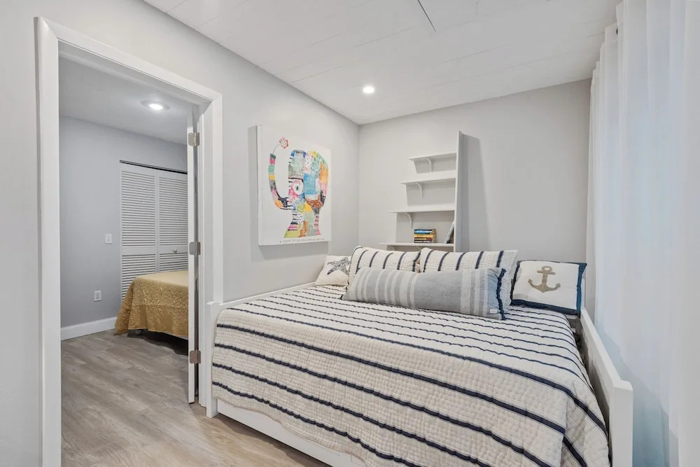 Siesta Key Oasis w/ Outdoor Pool + Screened Lanai!