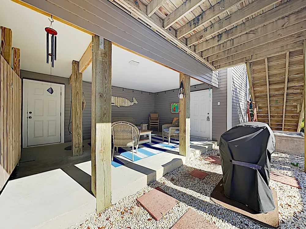 Charming & Spacious , 200 Steps From The Sand 3 Bedroom Condo