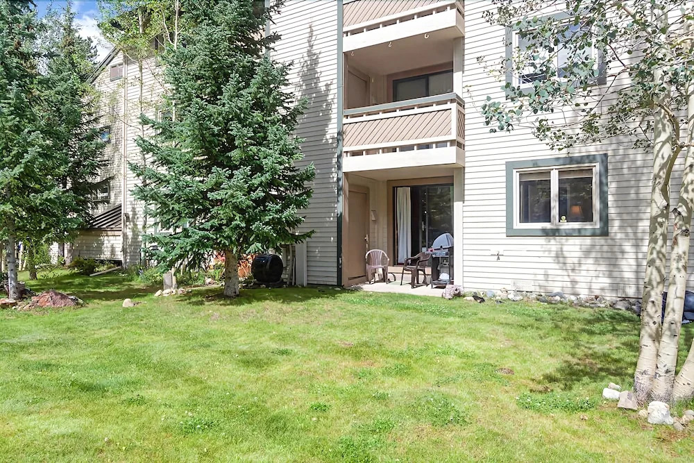 Ski-in/out Access + Hot Tub! Breckenridge Condo