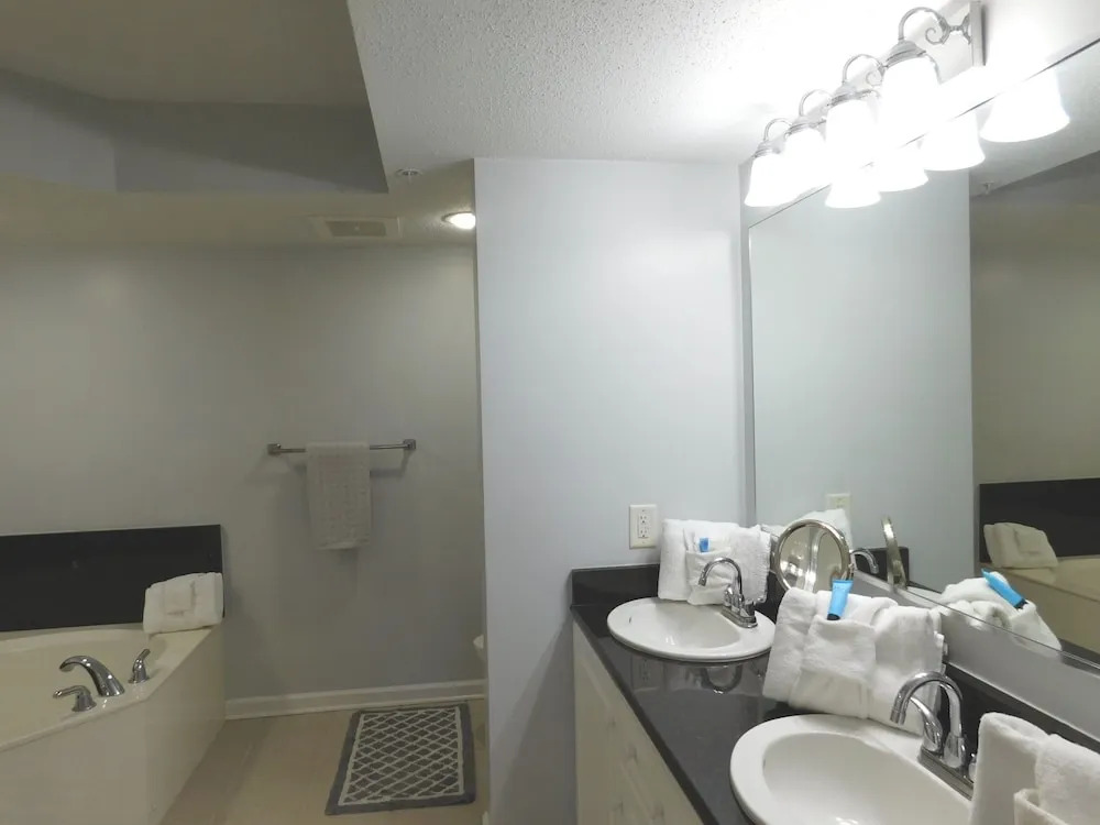 Yacht Club S #1-202 2 Bedroom Condo by Redawning