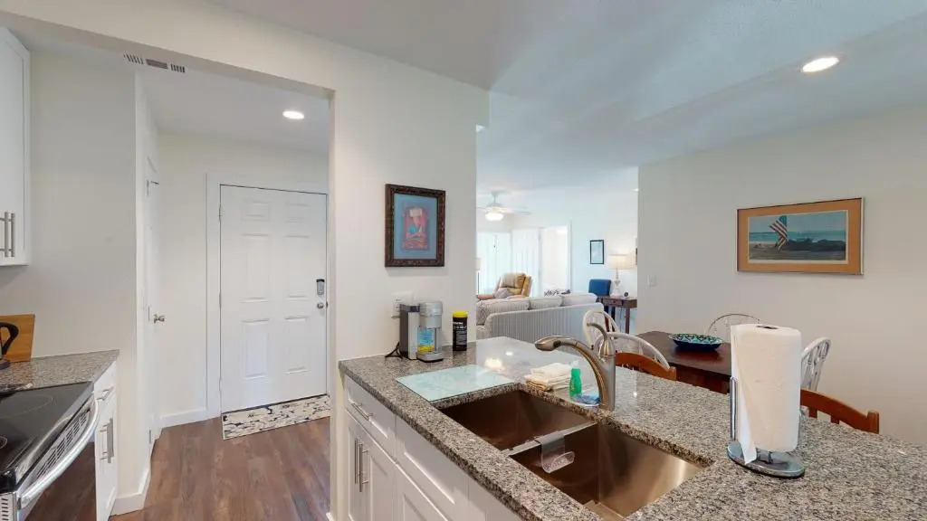 AH-F120 Newly Remodeled Bottom Floor Condo, Shared PoolHot Tub, Near Marina & Ferry