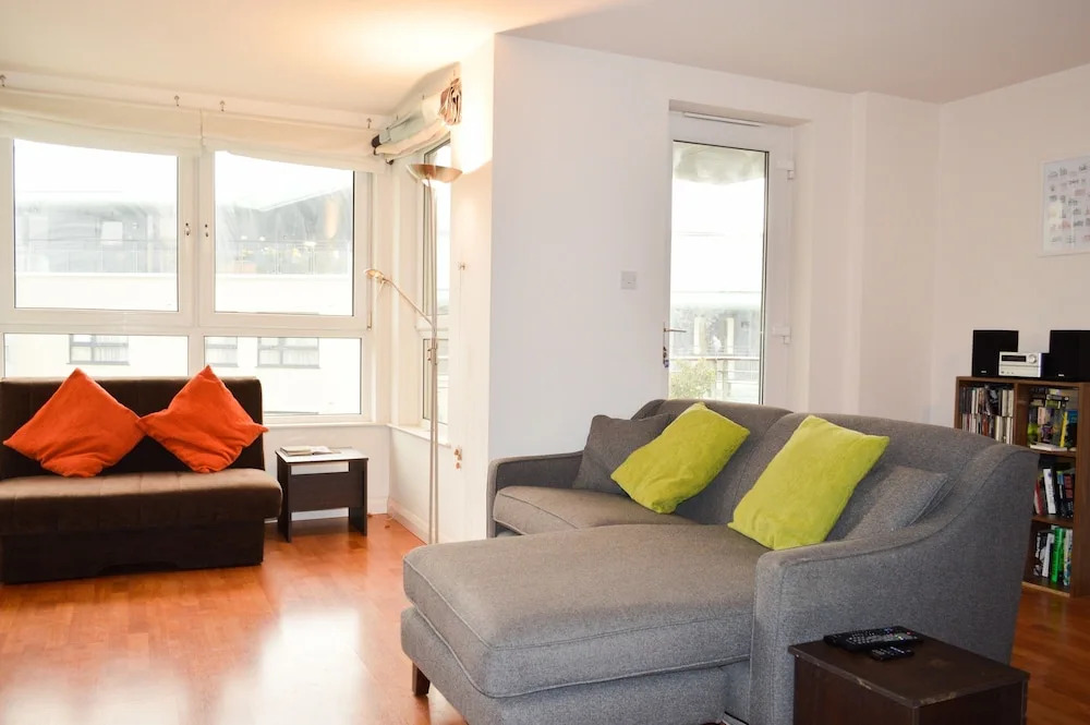 Modern 1 Bedroom Apartment With Balcony