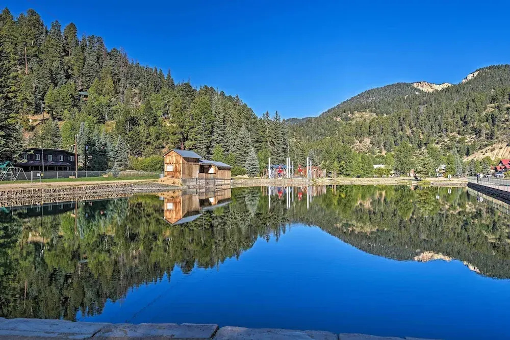 Red River Townhome With Balcony & Mtn Views!