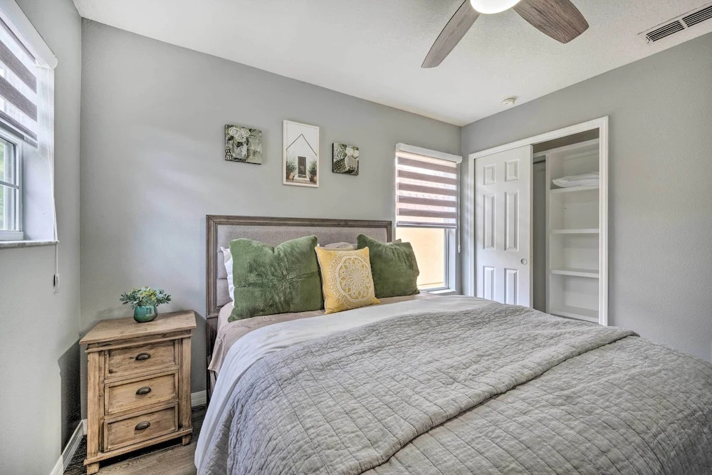 Renovated Kissimmee Townhome: 5 Mi to Disney!