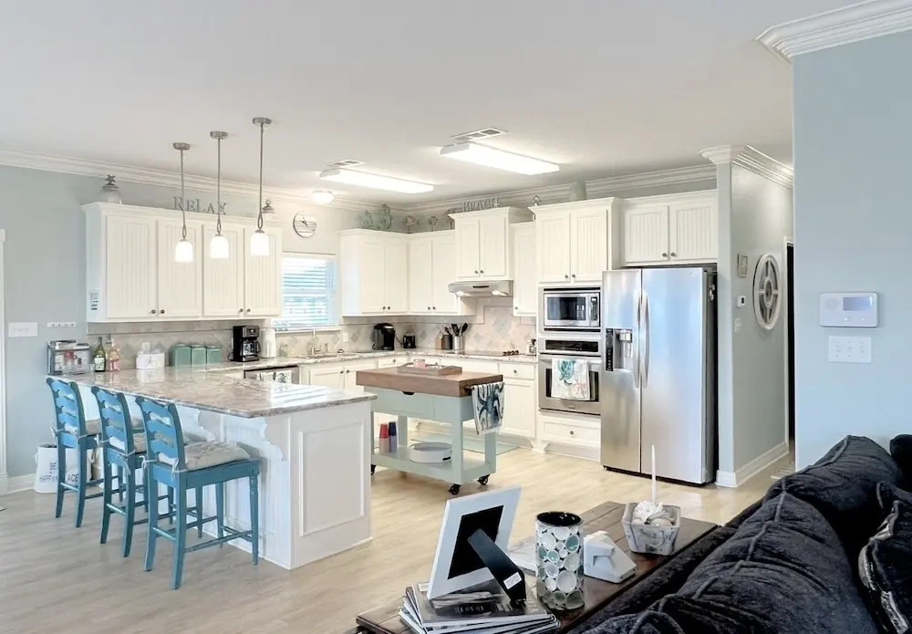 The Green Seahorse 4 Bedroom Home by RedAwning