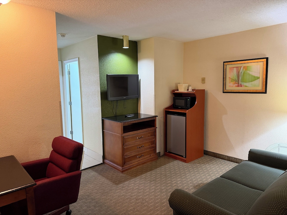 Lafayette Inn & Suites