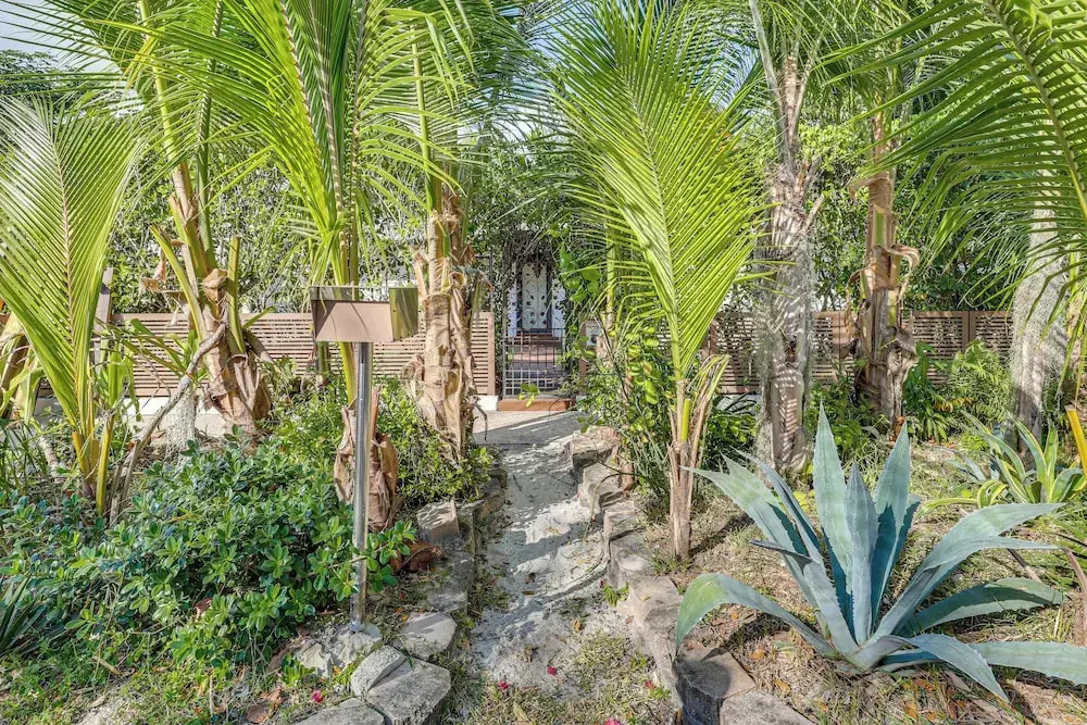 Tropical Backyard W/pool: 10 min From Miami Beach!
