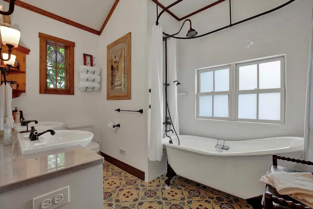 NEW Luxury One Block to Main St With Hot tub and Fire pit