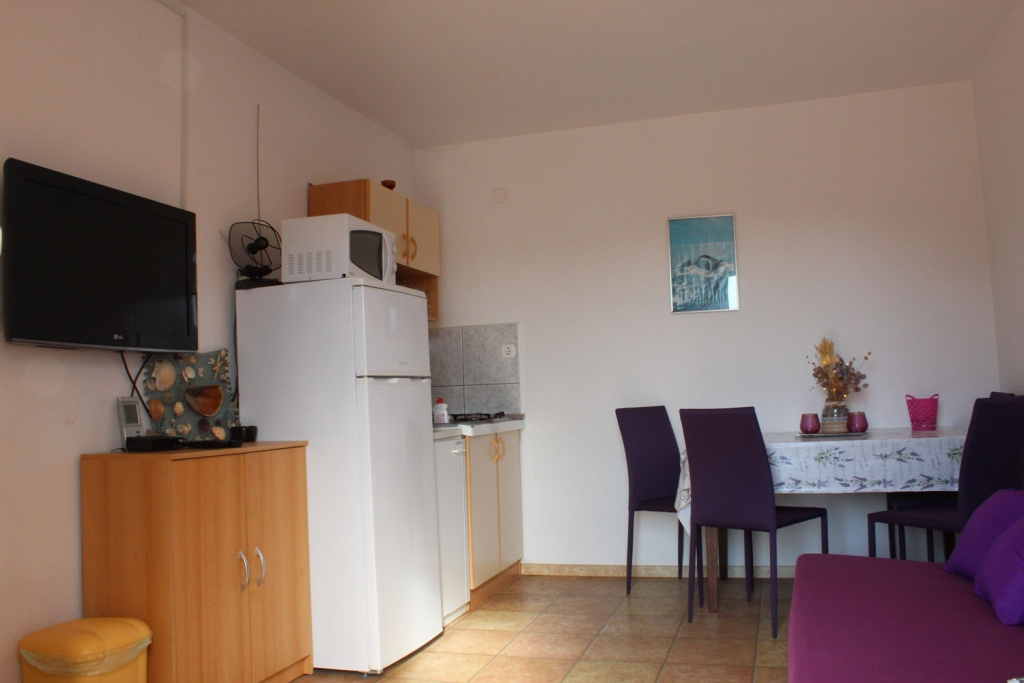 Apartment Đurđa - close to the sea A2 Pirovac, Riviera Sibenik