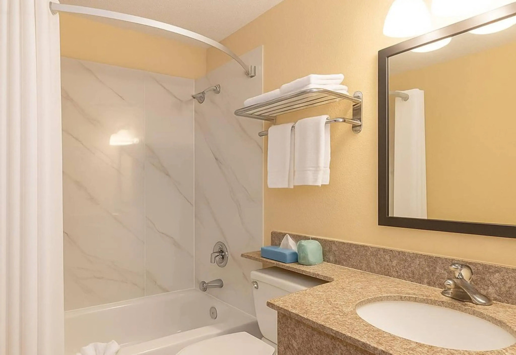 Travelodge by Wyndham Muskegon
