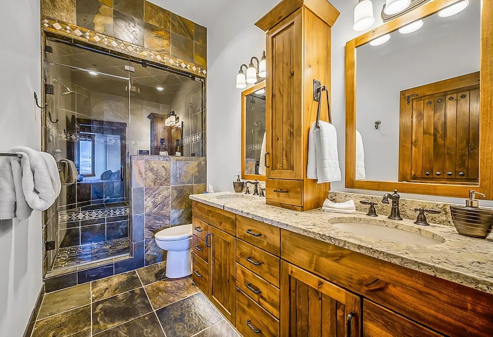 Inuksuk Lodge 4800 sq ft of Excellence