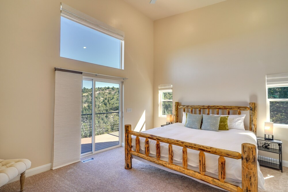 Newly Built, Modern Alton Cabin on 4 Acres!