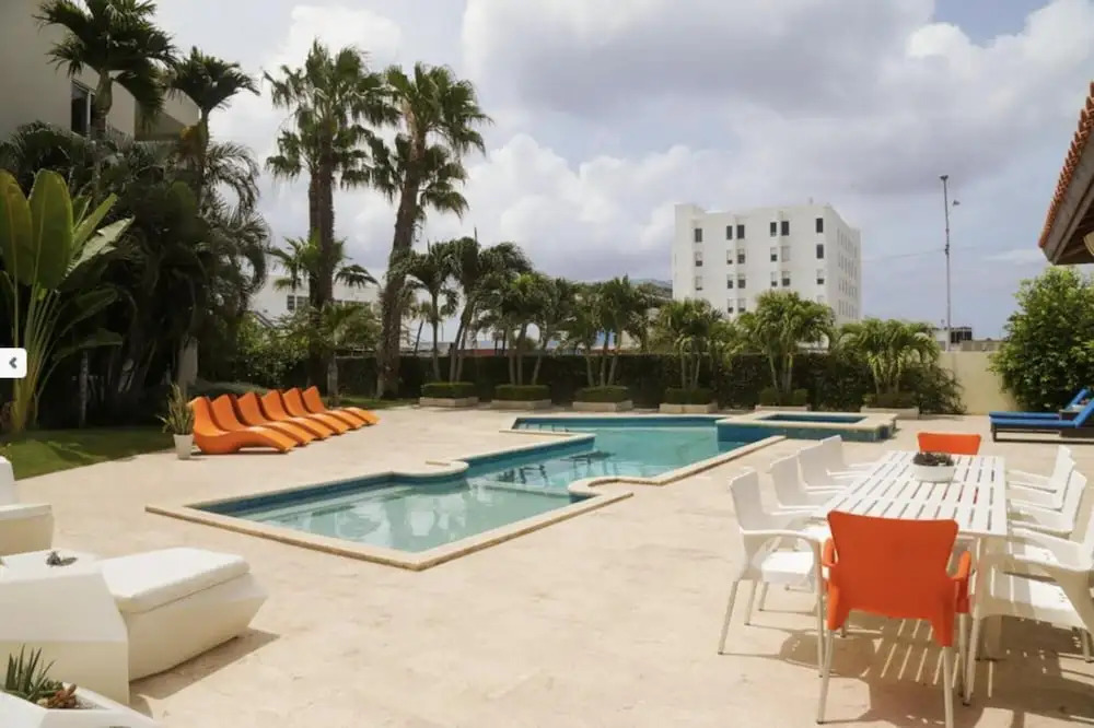 4BR 3BA w Pool Sleeps 10 200m From Eagle Beach