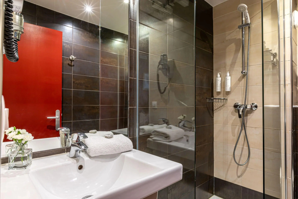 Hotel Ariane Montparnasse by Patrick Hayat