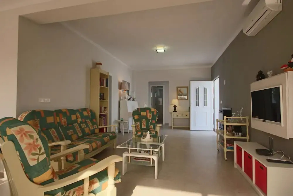 Private Family Retreat With Pool Short Walk to the Sea