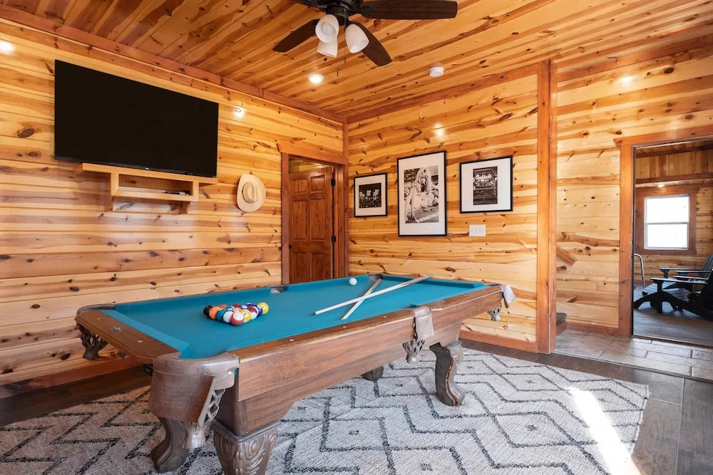 Elm by Avantstay Mountain Side Cabin w/ Movie Theatre, Indoor Pool, Hot Tub & Views