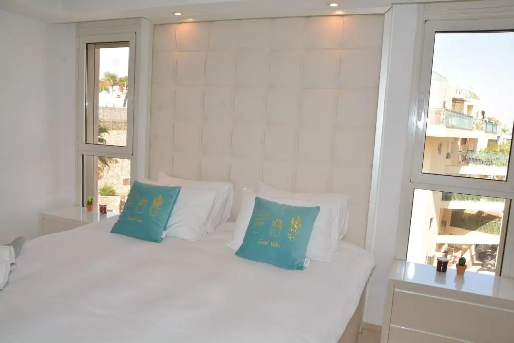 Renovated 3 Bedroom - Residence with Pool next the Beach