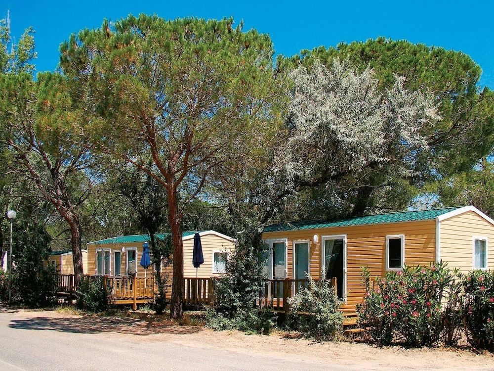 Cozy Mobile Home With AC in Quaint, and Green Camargue