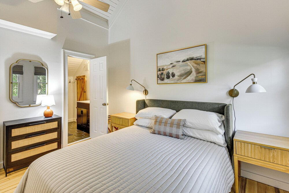 Newly Renovated: Pet-friendly Sapphire Retreat!