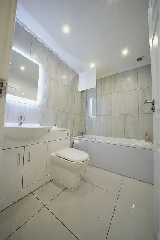 HEATHROW AIRPORT apartments-FREE parking-Free underground to and from Heathrow-30 min central London