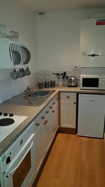 F6 Bath Road Apartment