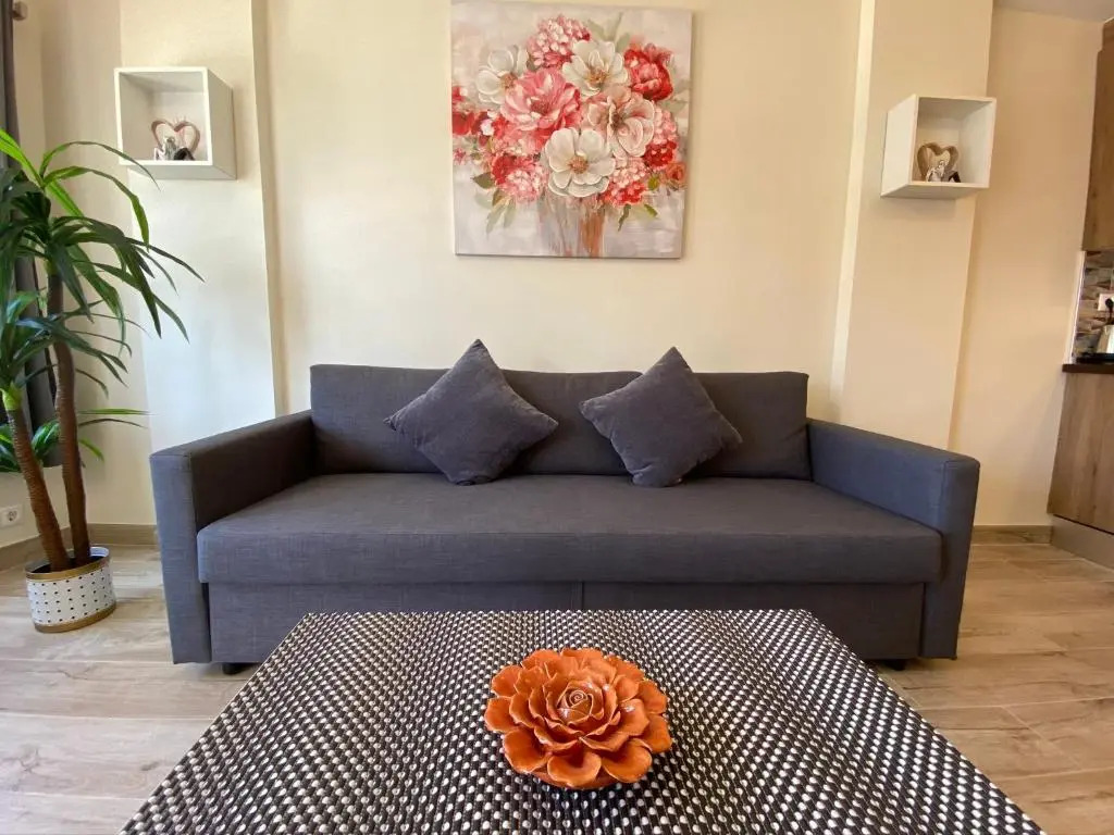 Modern 1 Bedroom Seaside Apartment with Pool