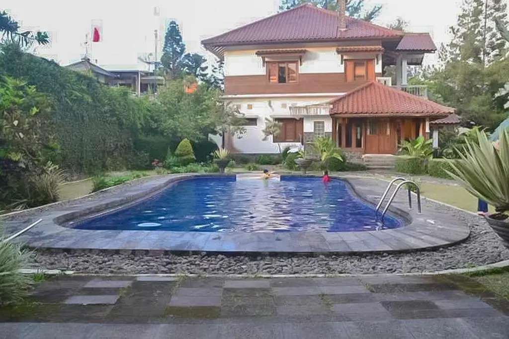 RedDoorz Premium @ Griya Inkoppabri Cisarua Puncak