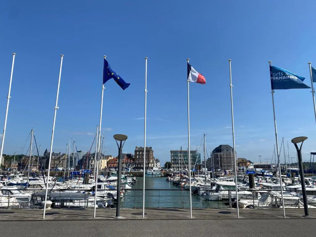 Beau studio cosy calme en face du port sur le quai