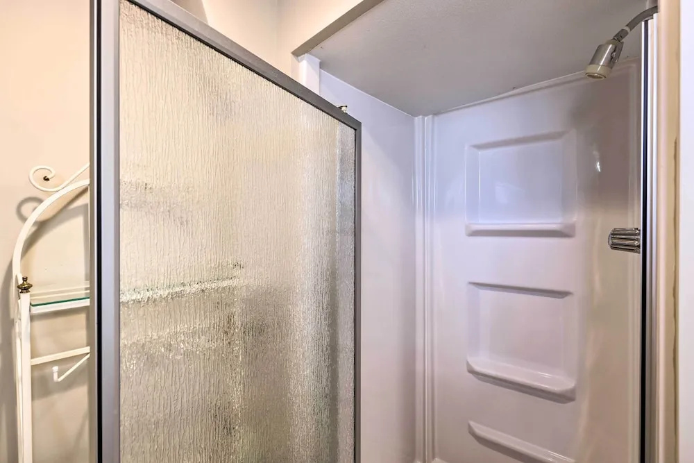 Cozy Kansas City Home w/ Yard - 9 Mi to Dtwn!