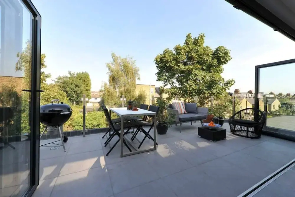 Newly Renovated 3 Bedroom Flat with Terrace