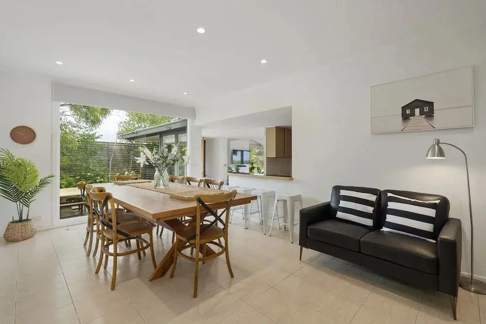 Light-filled House Near Beaches and Cafes