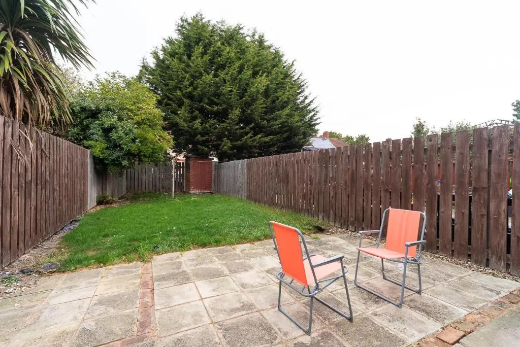 J's FrEsH Newly RefurB 2 Bedroom Garden Parking