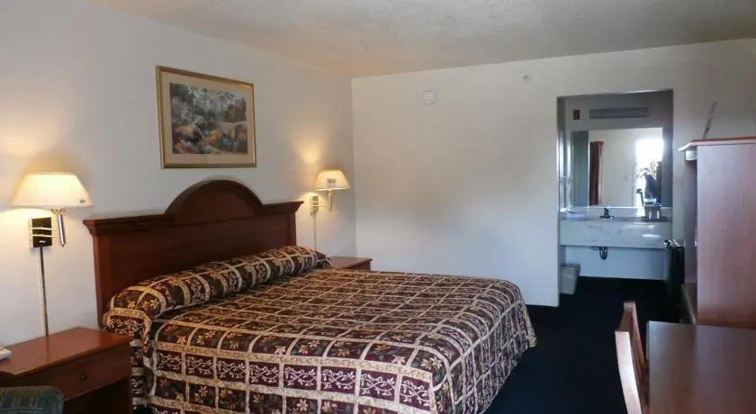 Hampton Bay Plaza & Suite