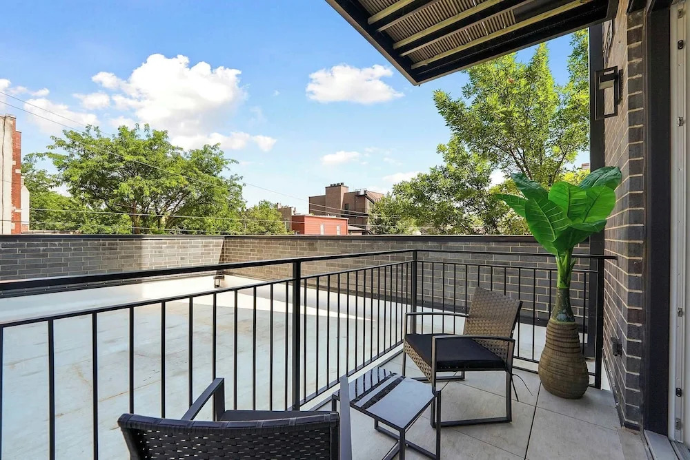 Modern 2br2ba Condo Free Parking and Balcony