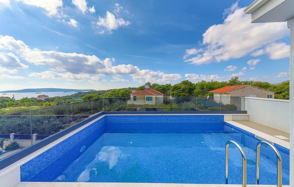 Awesome Home in Okrug Donji With 5 Bedrooms, Wifi and Outdoor Swimming Pool