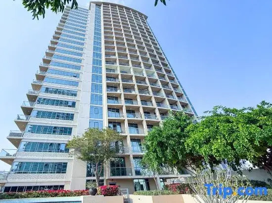 bnbme | Golf Course & Lake View Apt – Prime Stay
