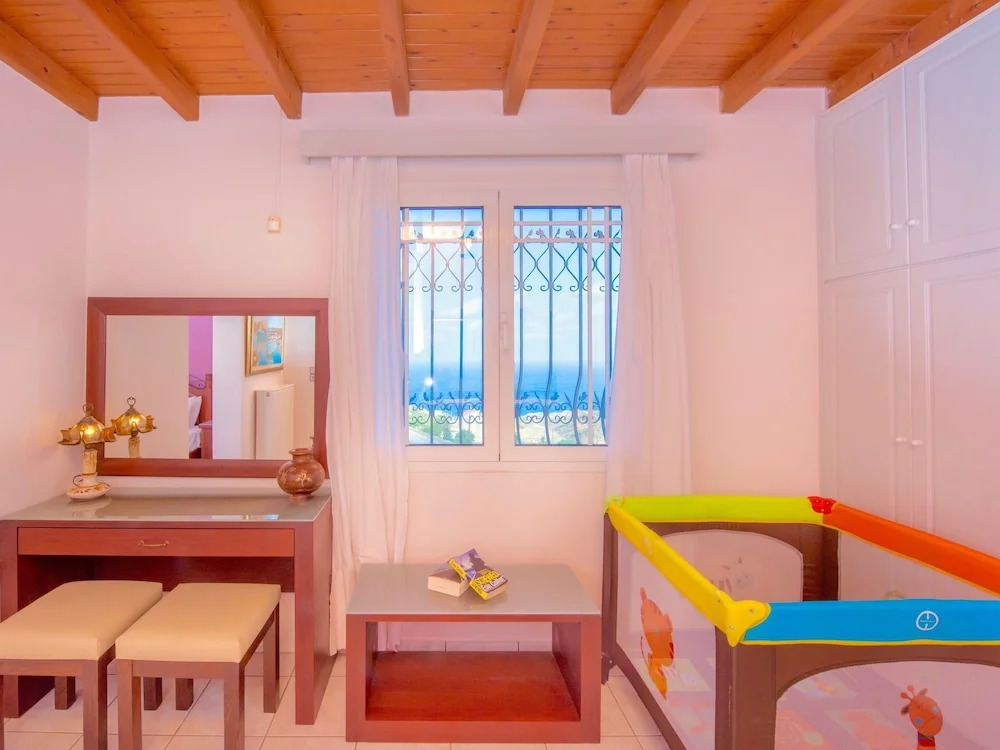 Beautiful Villa With Pool and Tennis Court at Agia Pelagia NW