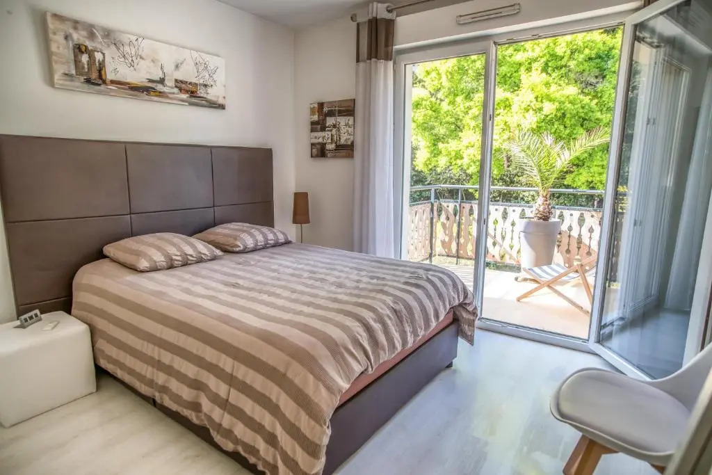 Appartement 90 m2 avec parking terrasse balcons, proche du port et plages