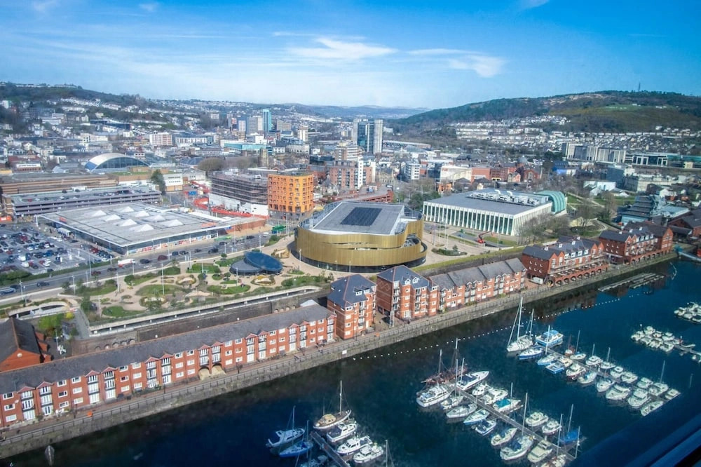 High Floor Meridian Tower - 3 Bedroom - Swansea