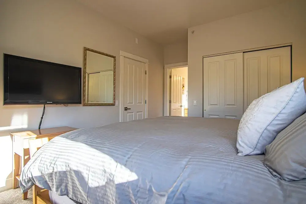 Snow Star Skylight - 3BD 3BA - Hot Tub, Gym, Walk to Ski!