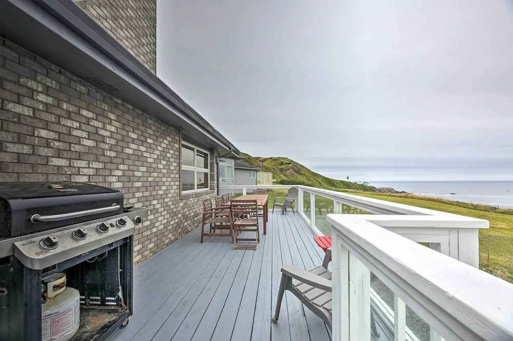 Luxurious Newport Estate w/ Spa & Lighthouse Views