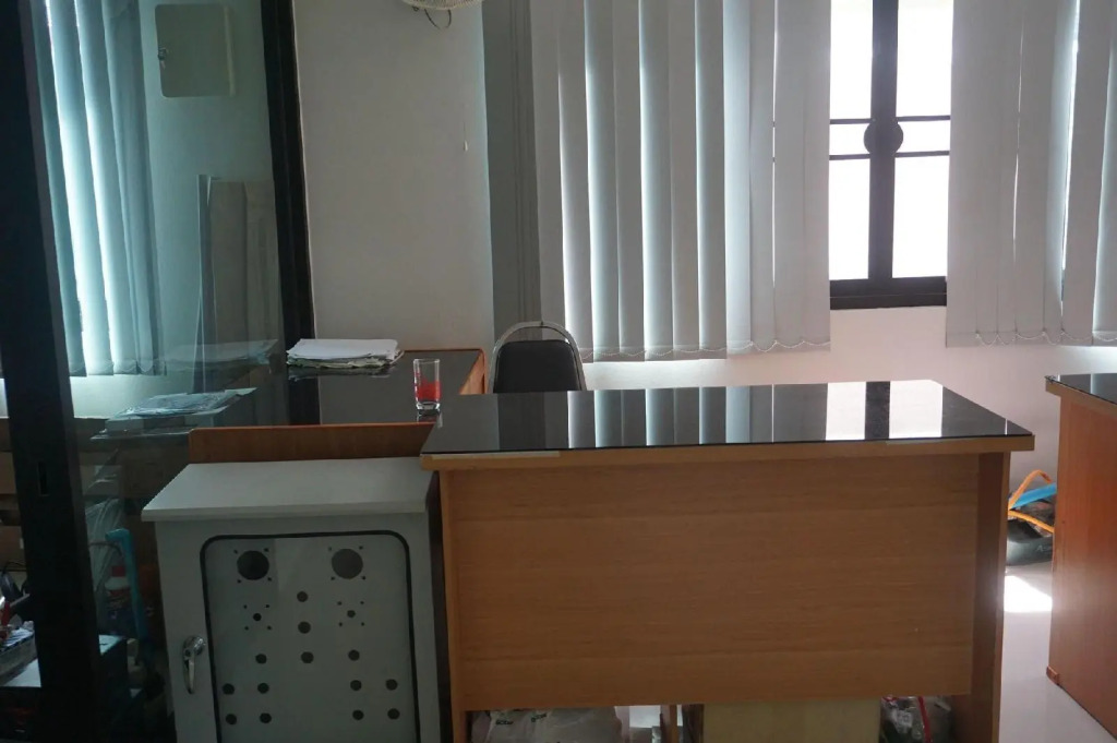 Parisa Place Hotel