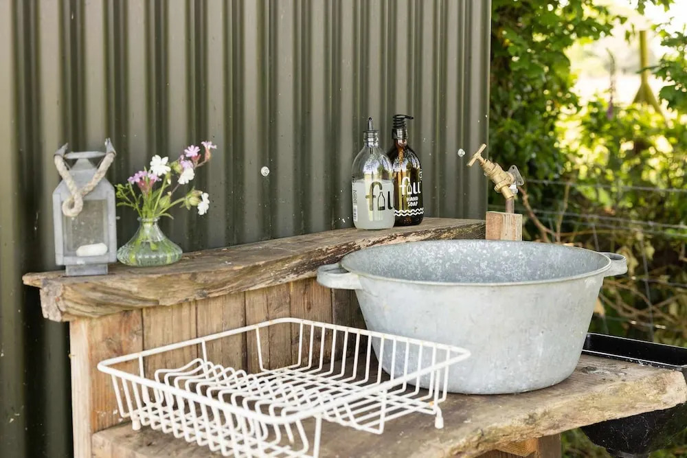 Harbour Ranch Hut - Rustic Countryside Escape