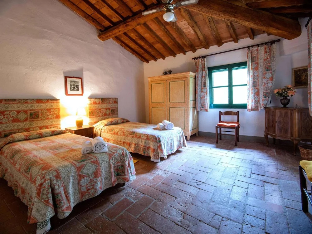 Apartment with large garden and pool on the hills of Pisa