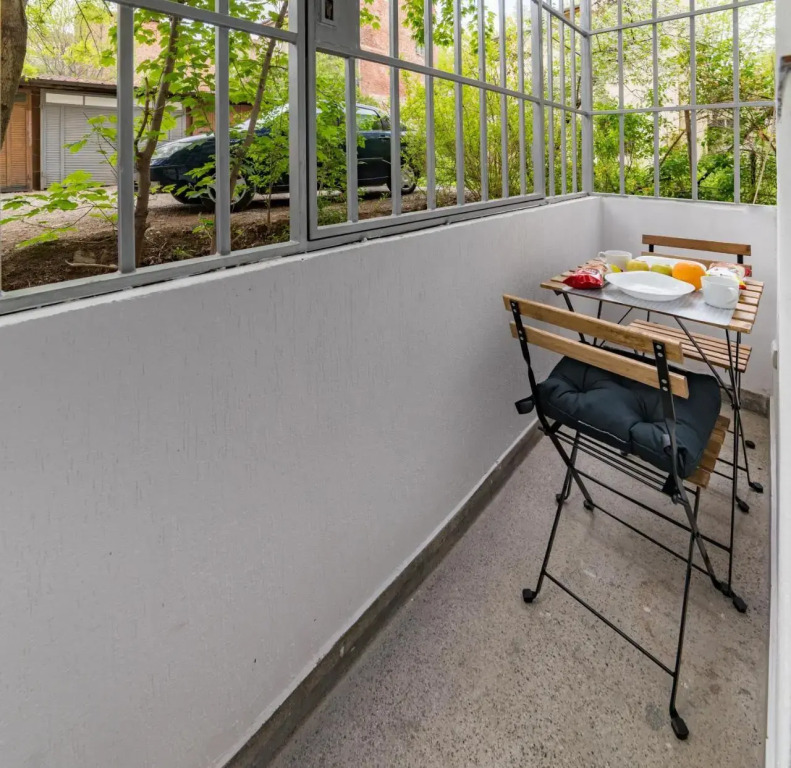 Comfort.Chic.Charming Apt with Terrace near NDK