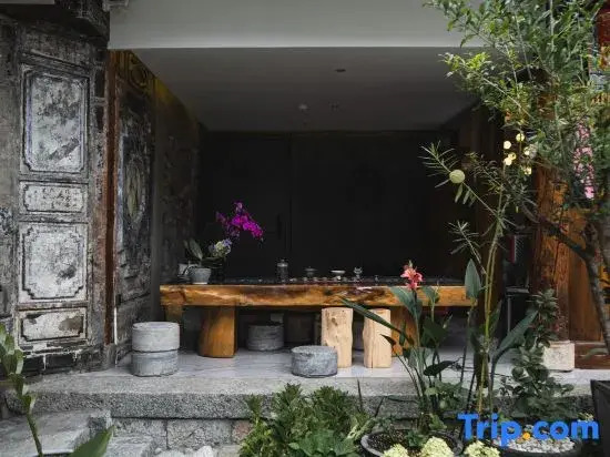 Manyun Ting Bai Ethnic Centennial Courtyard Designer Meisu