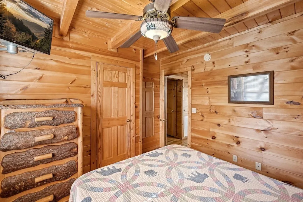 Big Bear Lodge 4 Bedroom Cabin by RedAwning
