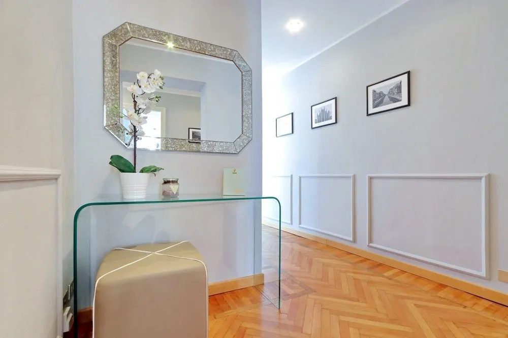 Hintown Austere Elegance