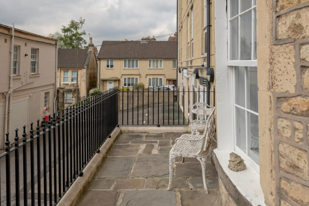 Georgian 3 Bed 3 Bath Central Apartment & Parking