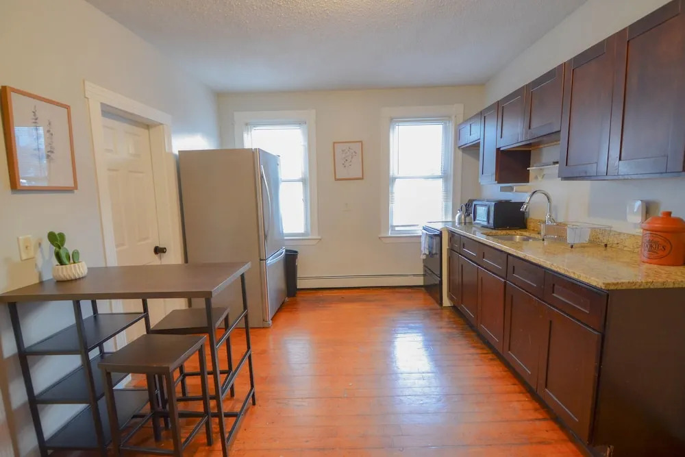 Lovely 3-Bedroom Apt with free parking